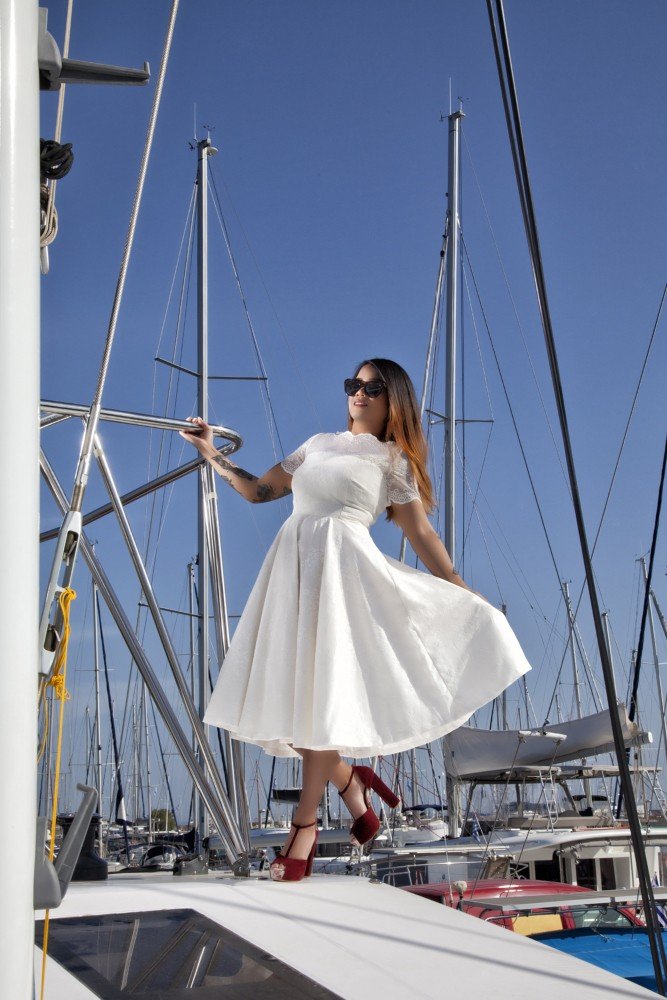 Summer jet-set cruise bride on the sailing yacht