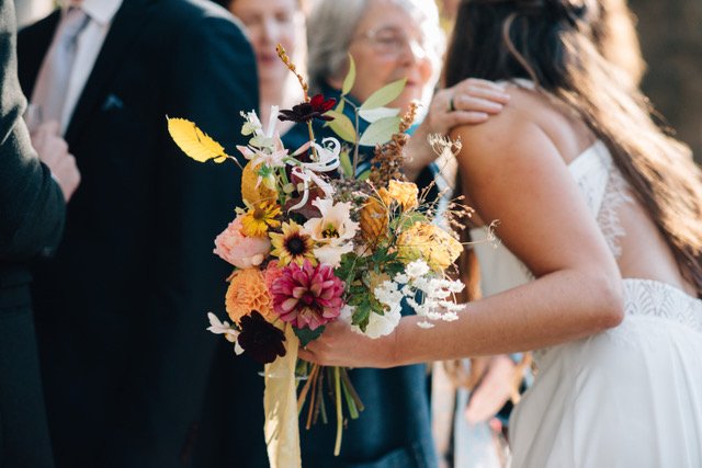 Bride kissing guests The Flower Appreciation Society Ellwed Bridal Bouquet Natural Trend