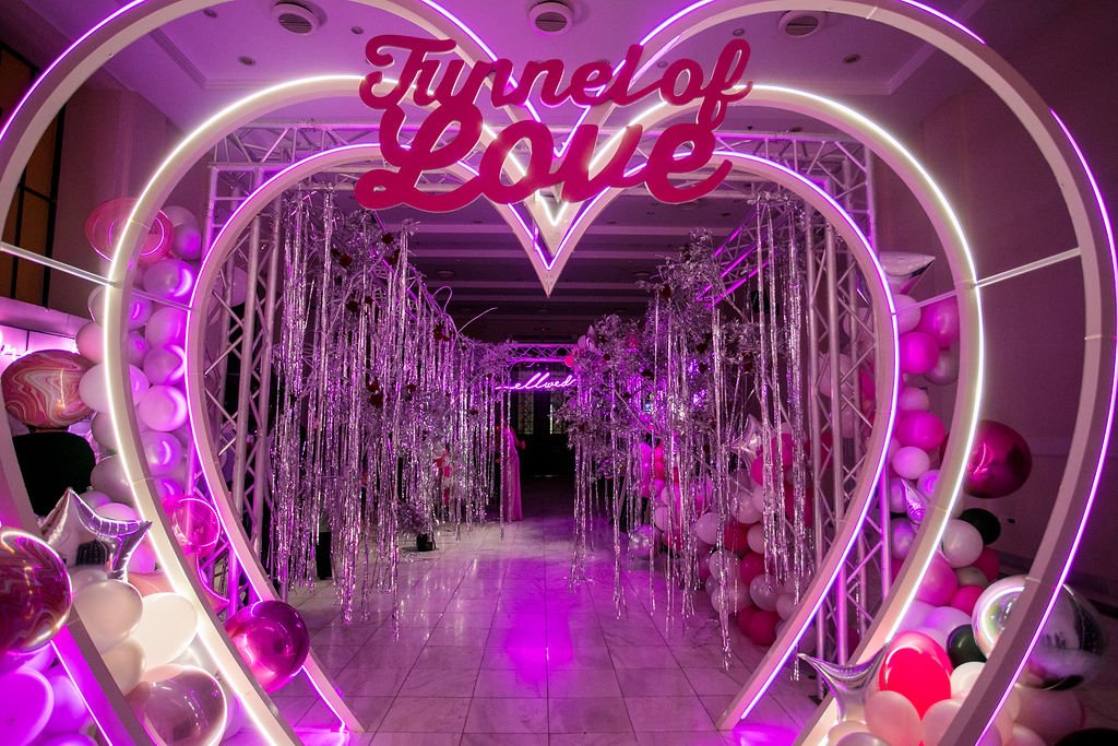 Sound and Lighting at your wedding or this Ellwed Party with the tunnel of Love and the glowing heat