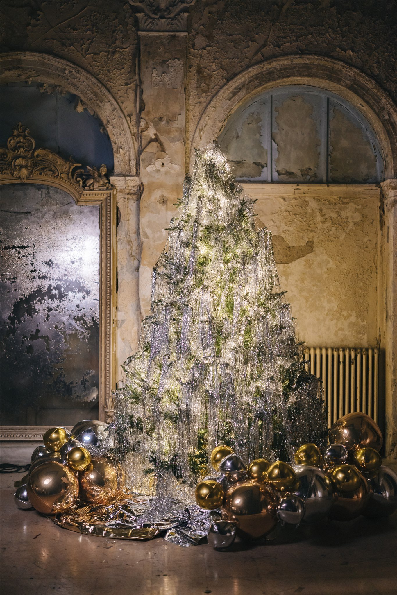 Christmas tree for Christmas wedding ideas 