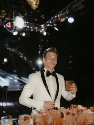 4 Cocktail Hour Ideas To Wow Your Wedding Guests