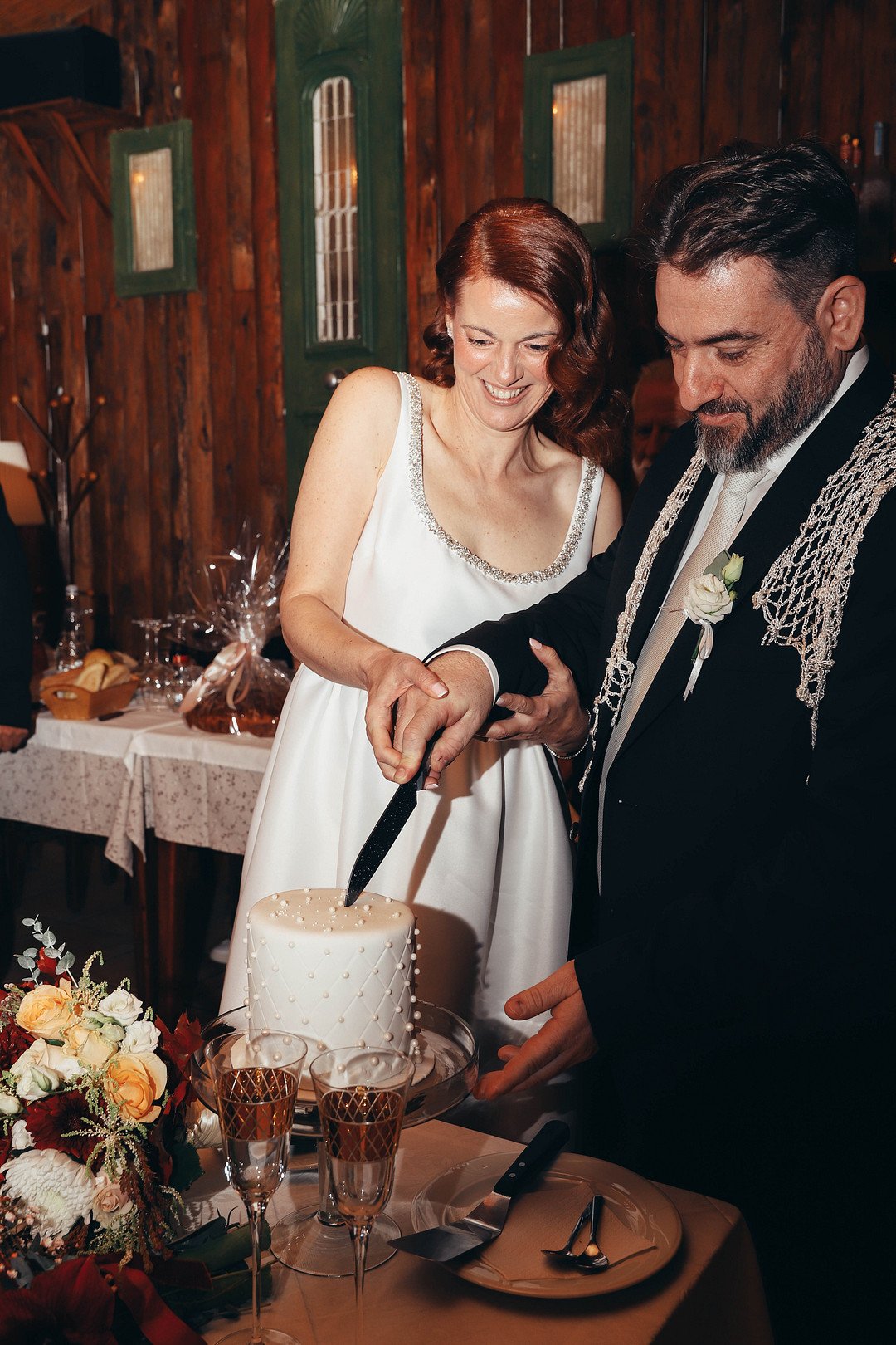 mountain wedding in Saint George bride and groom cutting the cake 