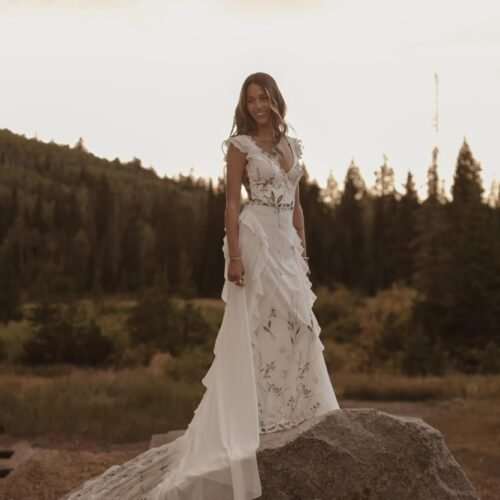 Non-Traditional-Wedding-Dresses-by-DreamersAndLovers-on-Ellwed (1)