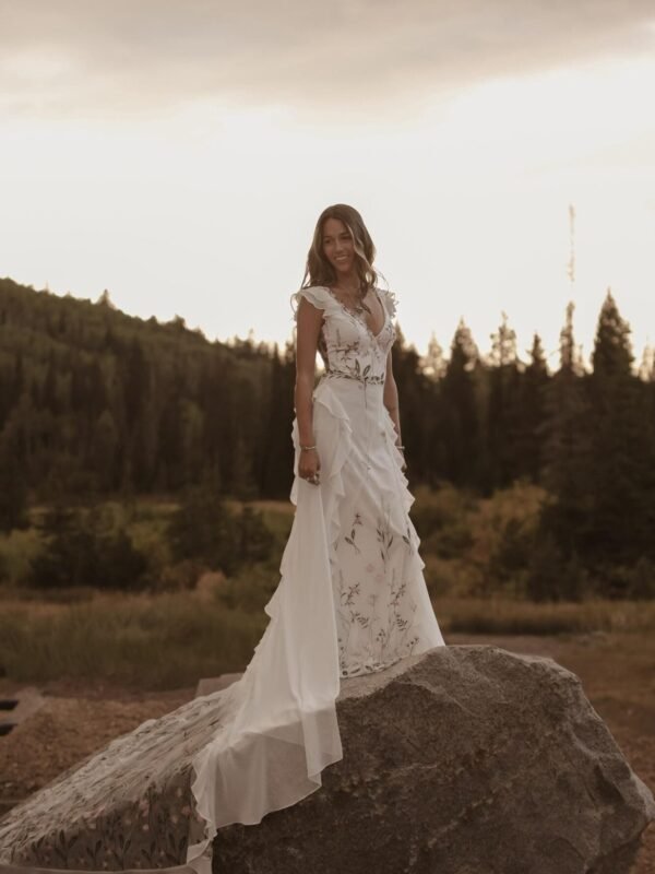 Non-Traditional-Wedding-Dresses-by-DreamersAndLovers-on-Ellwed (1)