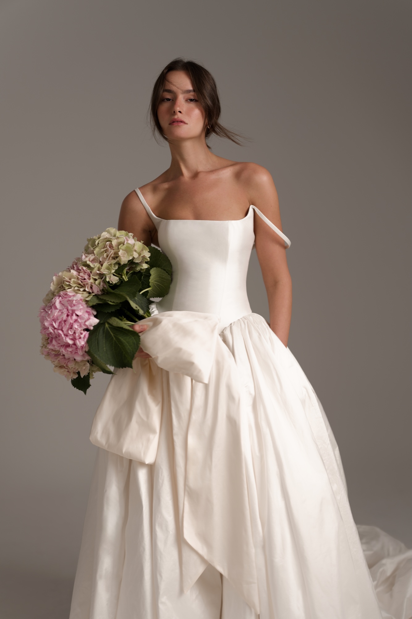 Liri by Lihi Hod, silk Shantung ball gown with a structured square-neck bodice with delicate spaghetti
straps and sculpted basque waist